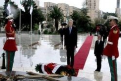 رئيس مجلس الوزراء الايطالي يقف وقفة إجلال أمام النصب التذكاري لشهداء الثورة التحريرية