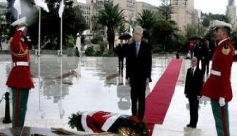رئيس مجلس الوزراء الايطالي يقف وقفة إجلال أمام النصب التذكاري لشهداء الثورة التحريرية