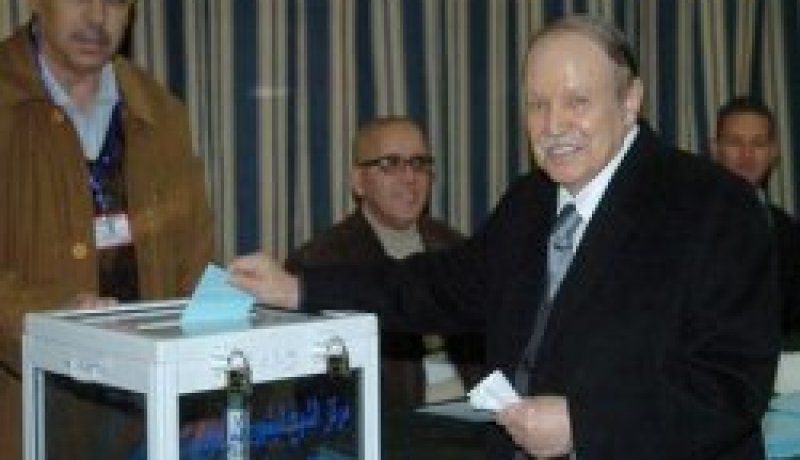 بوتفليقة يؤدي واجبه في الانتخابات المحلية 2012