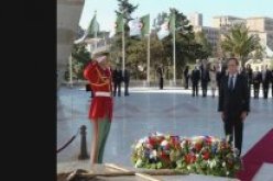 الرئيس هولاند يقف وقفة إجلال أمام النصب التذكاري لشهداء الثورة