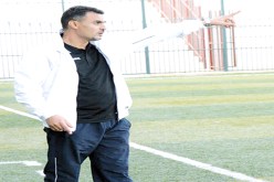 بالفيديو.. مجهولان يطعنان مدرب جمعية وهران ويرشّان اللاعبين بالغاز المسيّل للدموع!