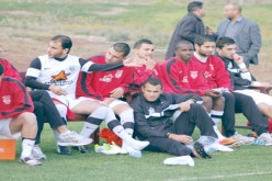 رئيس جمعية الشلف يقف إلى جانب مدربه اللاعبون يتضامنون ويعِدون بالفوز أمام وفاق سطيف