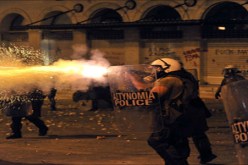 اصابة 54 متظاهرا و 68 من عناصر الشرطة في مواجهات عنيفة احتجاجا على خطة التقشف باليونان