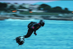 مخترع فرنسي ينجح في عبور “بحر مانتش “على لوح طائر