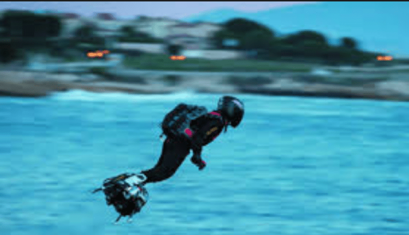 مخترع فرنسي ينجح في عبور “بحر مانتش “على لوح طائر