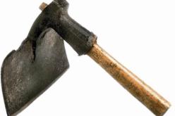 شاب بباتنة يحاول قتل والدته بفأس لأنها رفضت تزويجه