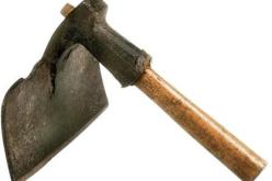 شـابـة تـقـتـل والـدهـا العـجـوز بالـفـأس بتـيـزي وزو