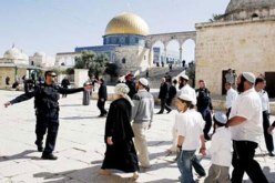 مستوطنون يهود يقتحمون ساحات المسجد الأقصى بحراسة من جيش الاحتلال الإسرائيلي