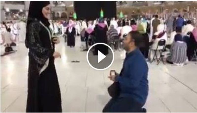 فيديو شاب يخطب فتاة أمام الكعبة يشعل مواقع التواصل الإجتماعي