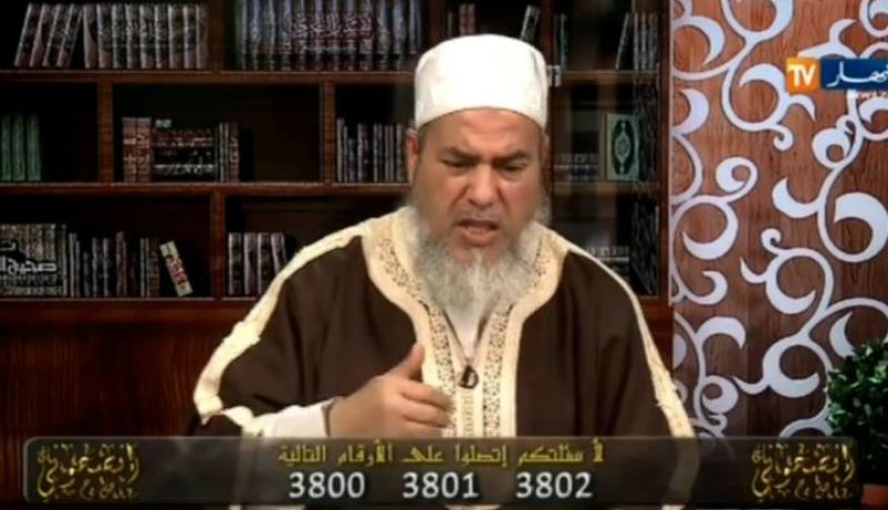 بالفيديو الشيخ شمس الدين .. رجال يتاجرون بملابس نسائية داخل المساجد الجزائرية