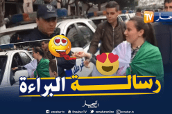 بالفيديو .. فتاة توزع الحلوى لرجال الشرطة أثناء المظاهرات السلمية بالعاصمة