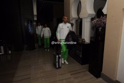 بالفيديو.. شاوشي يُهدي قميصه لطفل ويُقبل يده