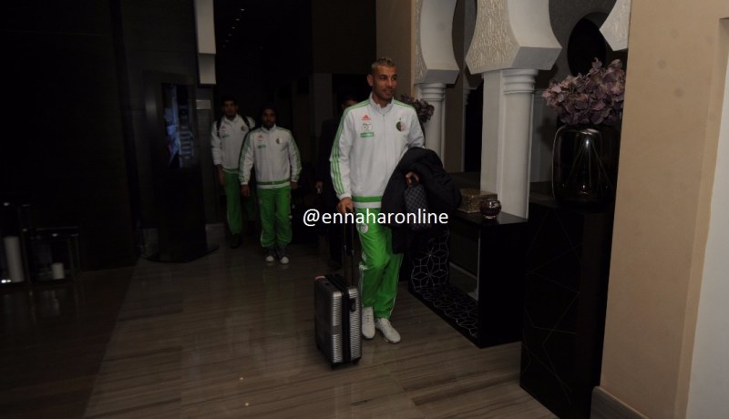 بالفيديو.. شاوشي يُهدي قميصه لطفل ويُقبل يده