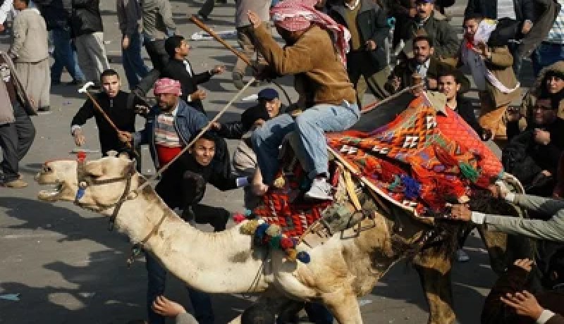 مبـارك‮ ‬يــــمارس الإرهـــاب ويورّط الـجيش