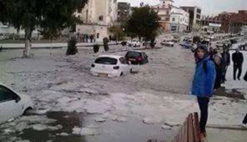 بالفيديو والصور.. تساقط كثيف لحبات البرد كبيرة الحجم ببرج بوعريريج