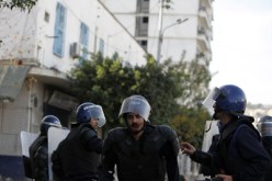 مسلحون وسط المشاغبين