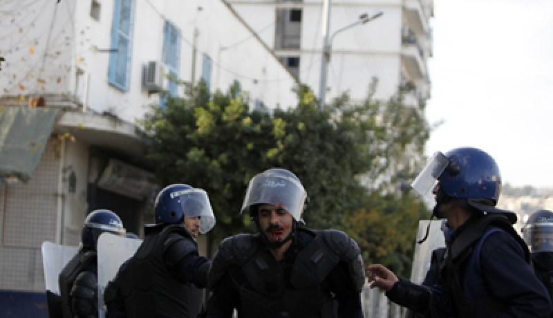 مسلحون وسط المشاغبين