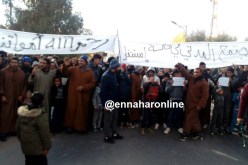 بالفيديو..سكان بوقطب بالبيض يغلقون الطريق