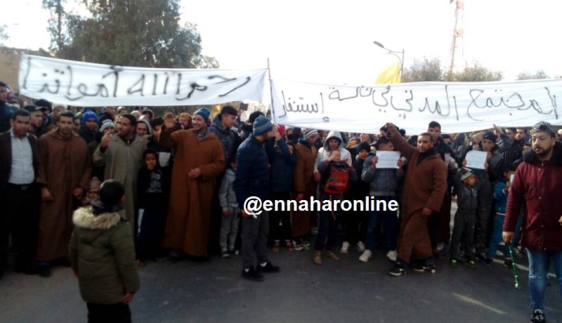 بالفيديو..سكان بوقطب بالبيض يغلقون الطريق