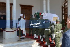 بالصور.. وصول جثمان الراحل عبد المالك قنايزية إلى أرض الوطن