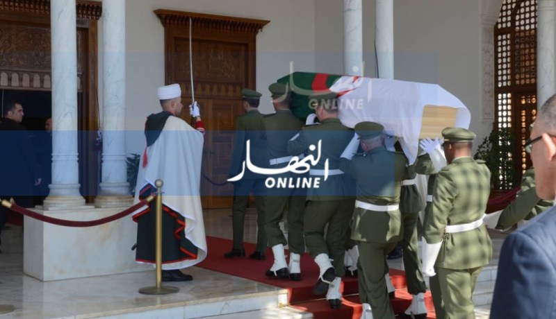 بالصور.. وصول جثمان الراحل عبد المالك قنايزية إلى أرض الوطن