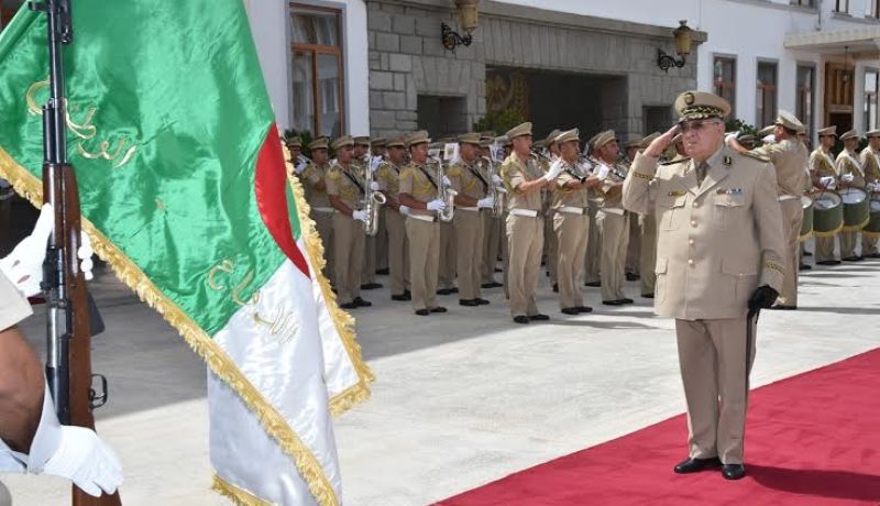 بالصور.. الفريق أحمد ڤايد صالح يشرف على حفل لتقليد الرتب وإسداء الأوسمة