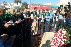 والي العاصمة رفقة 4 وزراء يضعون إكليل من الورود في ساحة المقاومة بالعاصمة