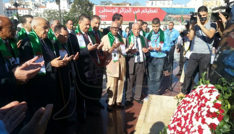 والي العاصمة رفقة 4 وزراء يضعون إكليل من الورود في ساحة المقاومة بالعاصمة