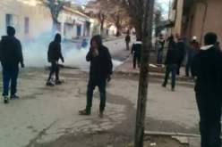 بالفيديو عودة الإشتباكات والإحتجاجات لبلدية واد الماء والوالي يصرح