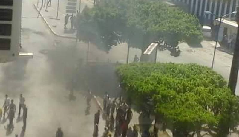 سكان عنابة يغلقون مدخل المدينة احتجاجا على طلب السكن