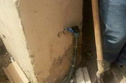 الشلف: الجزائرية للمياه تقطع إيصالات مجهولة في منطقة النشاطات بالمصالحة