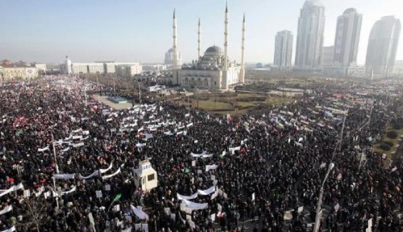 تظاهرة ضخمة ضد شارلي ايبدو في الشيشان واحتجاجات في ارجاء العالم