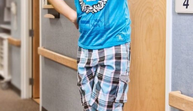 بالصور.. عملاق عمره 19 ولا يتوقف عن النمو