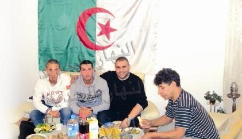 يناصر اتحاد الحراش، العلم الوطني علامة مسجلة في حذائه ومعروف باسم “العملاق” عند الألمان