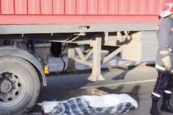 وفاة رضيعة تحت عجلات شاحنة أخيها بالوادي