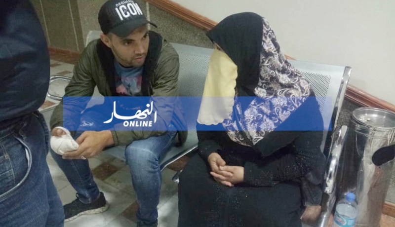 بالصور.. حشود مع والدة أحد الأنصار الموقوفين بمحكمة برج بوعريريج