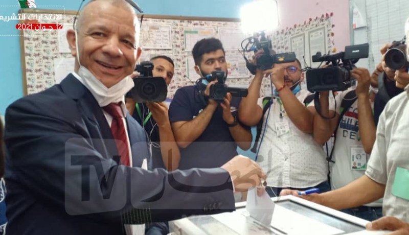 بن قرينة يؤدي واجبه الإنتخابي ويصرح.. سنخرج البلاد من أزمتها في إطار “كومندوس سياسي”