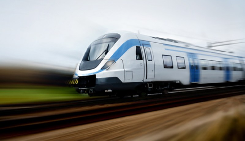 بالفيديو..  سائق يوقف شاحنته أمام قطار مسرع وهذا ما حدث له