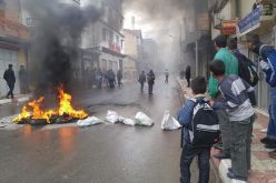 بالصور سكان حي بن بولعيد بالبليدة يقطعون الطريق بسبب طرد عائلة من مسكنها