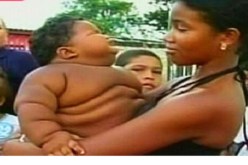 أضخم رضيع في العالم عمره 11 شهرا ووزنه 28 كلغ في كولومبيا