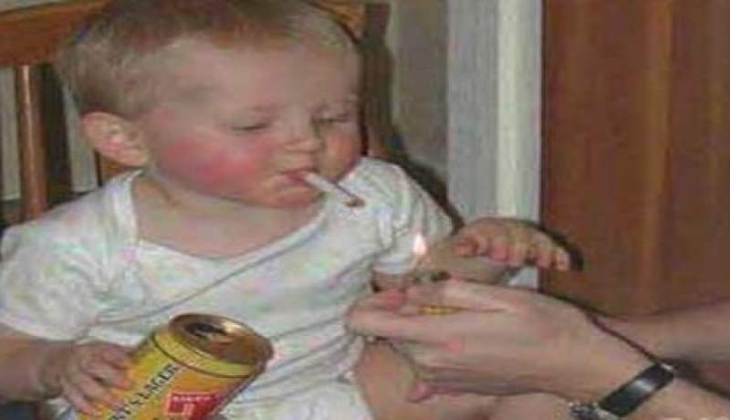 أسوأ أم في العالم تقدّم لطفلها السجائر والكحول في  السويد