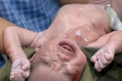 العثور على رضيع داخل متوسطة