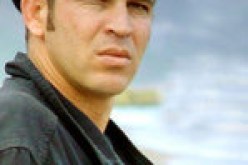 المطرب بعزيز في الجزائر لتسجيل أغاني جديدة