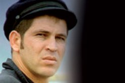 بعزير ناقم على “البڤارة” و”الحراڤة” و”التنصير”، ويشكو طرده من مطار قرطاج الدولي