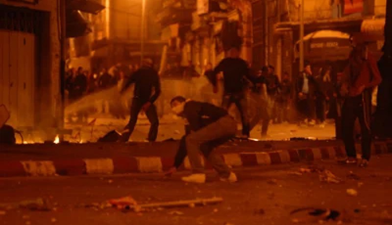 الإشاعـــــة أخرجت شبـــــاب بـــــــــاب الوادي ‮ ‬إلى الشارع والمعركة أطلقها واستغلها الكبار‮ ‬