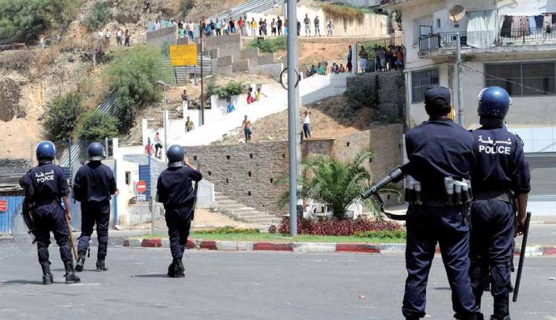 ؟10 جرحى في صفوف الشرطة بعد مشادّات مع محتجّين في الوطاية ببسكرة