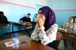 الفضيحة تتكرر.. و15 دقيقة فقط امتحان العربية على الفايسبوك