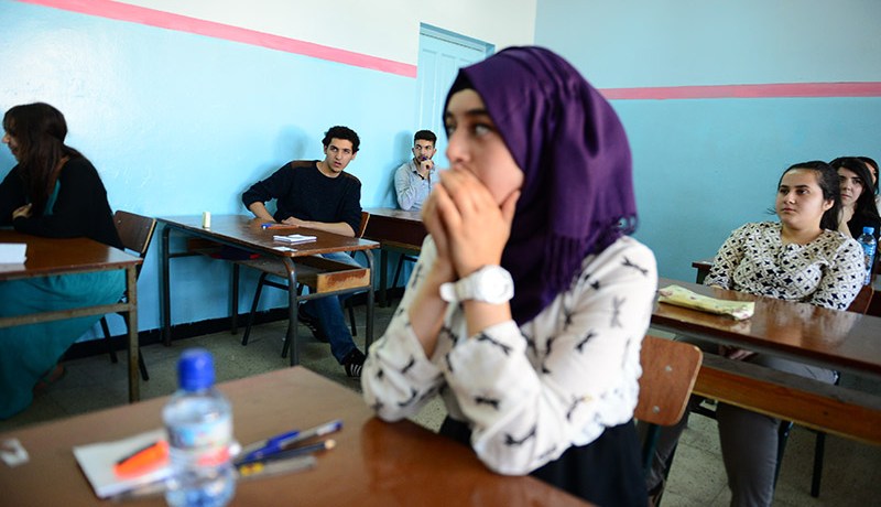 الفضيحة تتكرر.. و15 دقيقة فقط امتحان العربية على الفايسبوك