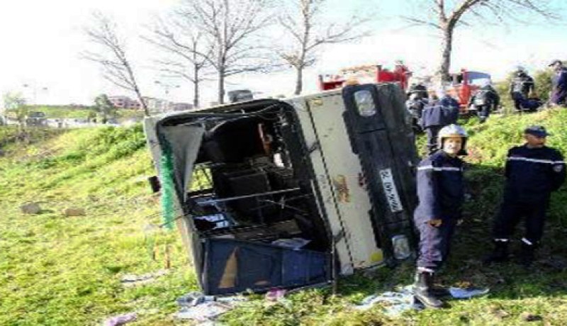 5 قتلى و20 جريحا في حادث انحراف حافلة في بشار