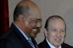 بوتفليقة يمنح وسام الإستحقاق الوطني للبشير